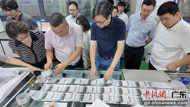 牛奔教授一行调研热敏纸生产及相关产业发展情况。何浩 摄