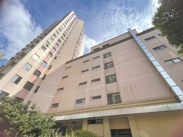             近期，VIP小区1号楼被悄然加装了一根油烟管道。1号楼主体建筑与裙房结构互通、无物理分隔  夏韵  摄          