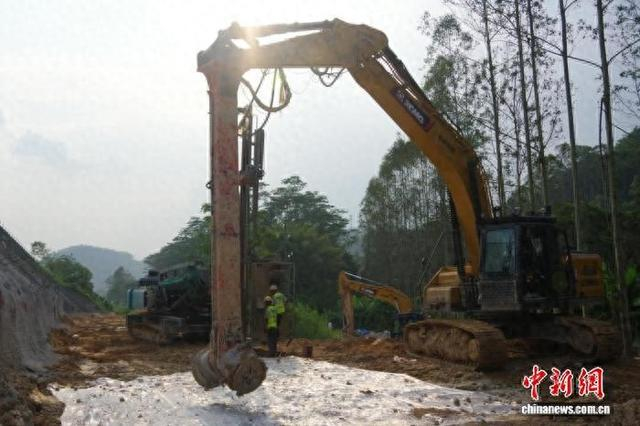 规模化应用全自动就地固化智能施工装备。广东交通集团 供图