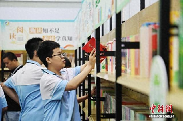 9月29日，山东枣庄滕州市，第十届滕州书展开幕。图为学生在书展现场选购图书。渠青 摄