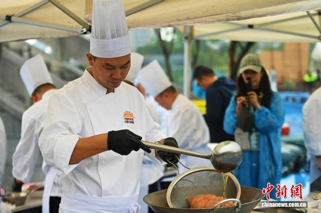 图为鲁菜代表队成员在准备菜品。中新社记者 张强 摄