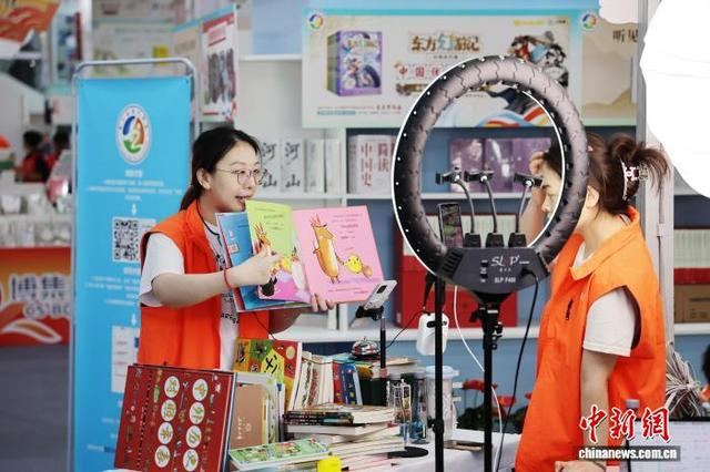 图为工作人员在书展现场通过直播形式推荐图书。渠青 摄