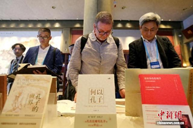 中外嘉宾在尼山世界文明论坛会场外阅览儒家典籍。梁犇 摄