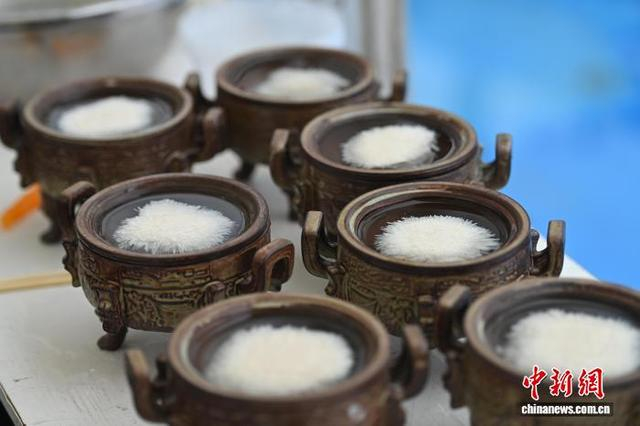 图为徽菜代表队成员准备的菜品菊花豆腐。中新社记者 张强 摄
