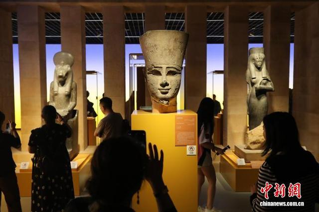 2024年7月17日，“金字塔之巅：古埃及文明大展”在上海博物馆人民广场馆举行开幕仪式。 中新社记者 张亨伟 摄