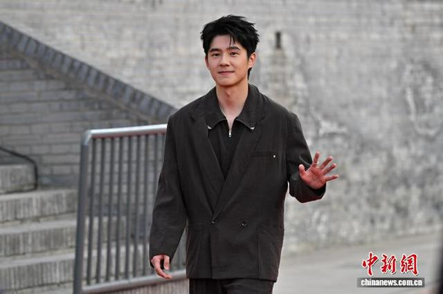 9月29日，山西晋中平遥古城，演员刘昊然出席第十届平遥国际电影展“平遥之夜”欢迎仪式。中新社记者 韦亮 摄