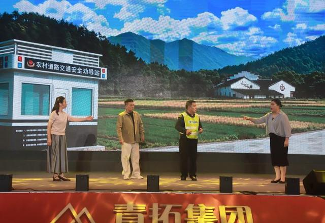 图为方言小品《说一声大吉道一句平安》。沈朝威 摄