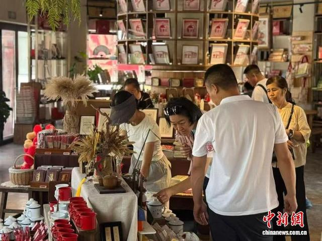 9月19日，游客在“西柏坡礼物&胜利咖啡”品牌集合店内挑选文创产品。 石家庄西柏坡文旅发展有限责任公司 供图