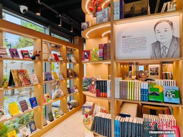 诺贝尔文学奖主题书店内景。普陀区文化和旅游局供图