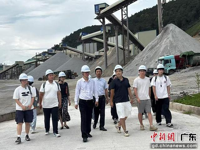 牛奔教授一行实地了解建材生产及产业链发展情况。何浩 摄