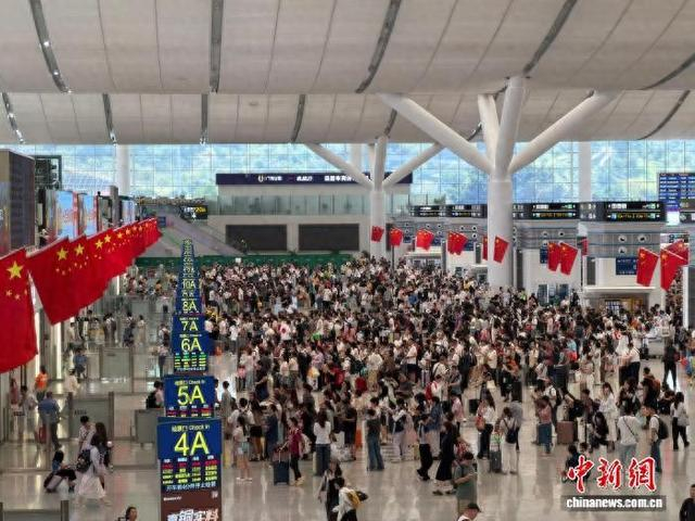中秋假期期间的深圳铁路客流明显增加。田恬 摄