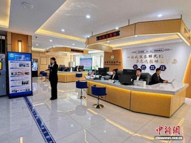 与会人员实地调研哈尔滨市南岗区综治中心。 刘璐 摄