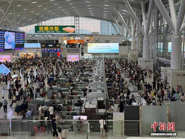 中秋假期期间的深圳铁路客流明显增加。田恬 摄