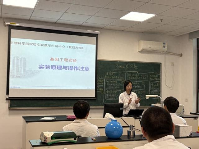 2026年9月下旬，吴燕华正在给本科生上课。 澎湃新闻记者 栾晓娜 摄