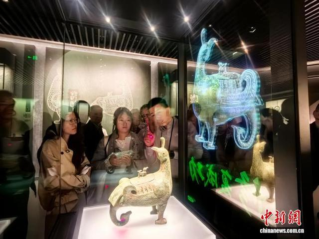 科技“活化”历史，鸟尊“重生”。任丽娜 摄
