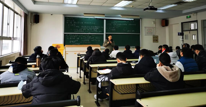 课堂上的杨汉文。