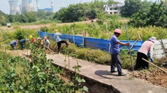 图为施工人员正抢抓进度开挖管沟