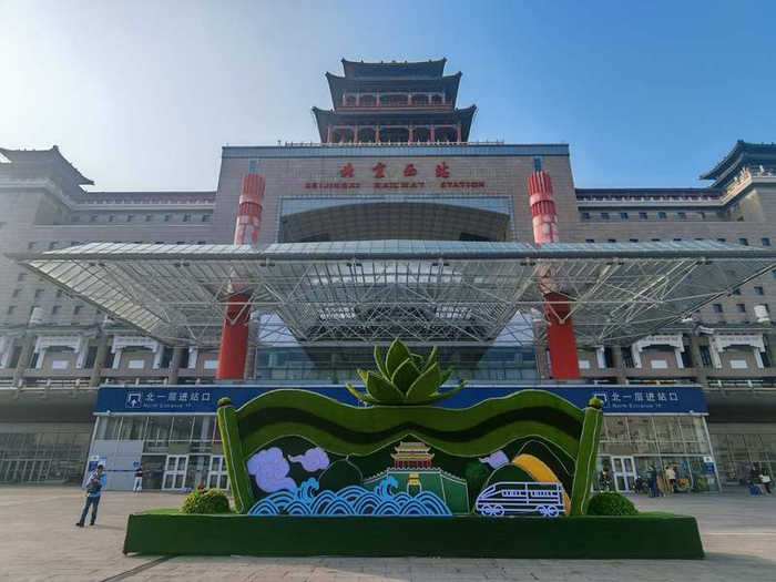 北京西站花坛。北京市重点站区管委会供图