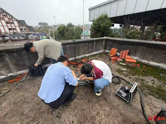 ▲飞行前工作人员对设备进行调试 四川省气象局供图