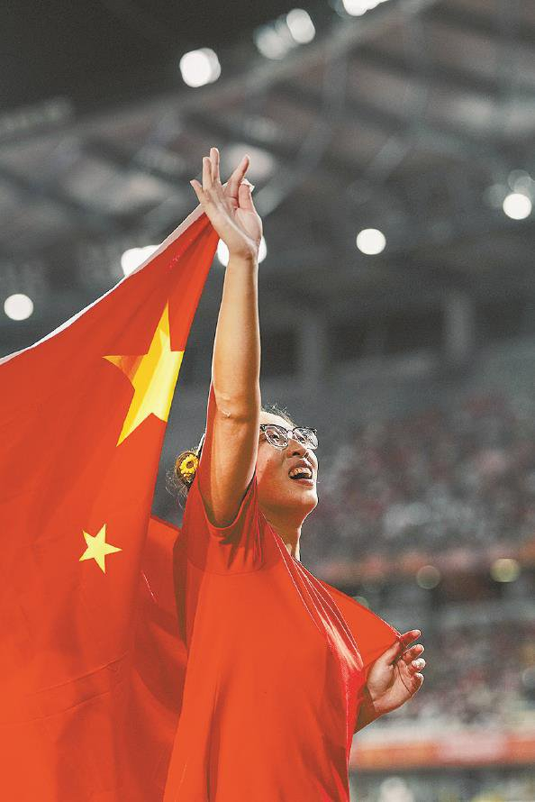             冯彬赛后身披国旗 特派记者  李铭珅  摄          