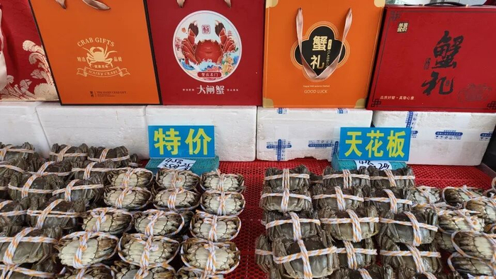 螃蟹礼盒降价。图/九派新闻 曾怡婷