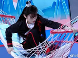 成毅：我的身材很曼妙！ 玩冲浪吃甜甜圈扭出拉丁舞，灵魂舞姿笑疯全场