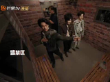 张真源看两遍记住舞蹈动作，密室领舞带队友整齐划一