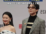 金靖黑白波点裙亮相星光大赏，和刘宇宁张凌赫走红毯简直人生赢家