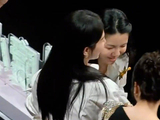 杨紫拥抱生命树编剧团队致谢