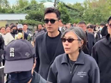 粉丝带济公蒲扇送别游本昌