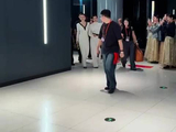 壹心娱乐赢麻了，金鹰奖最佳女演员宋佳和最佳女配梅婷手牵手下班