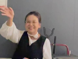 博主接萍萍下班，母女共享配饰引热议