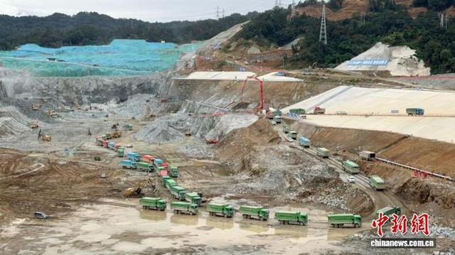 三峡枢纽新通道先行开挖区施工现场。郭晓莹 摄