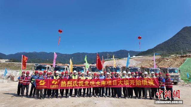 北坑水库及其配套输水工程大坝填筑启动现场。田浪 摄
