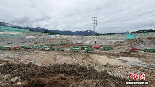 三峡枢纽新通道先行开挖区施工现场。郭晓莹 摄