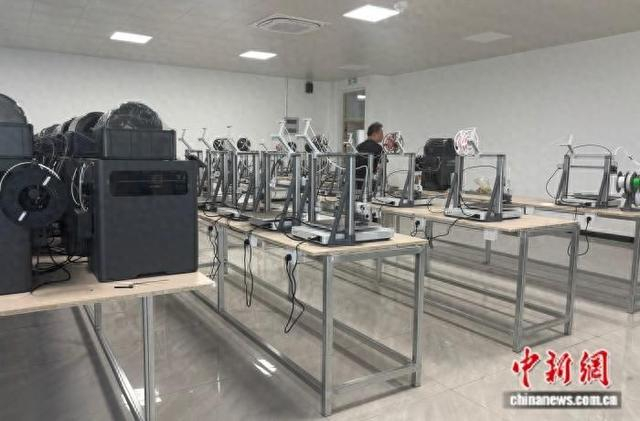 宁夏应用技术学院内的3D打印设备。宫宏宇 摄