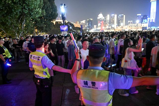民警疏导外滩大客流 上海市公安局供图