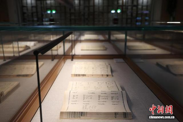 中央民族大学丰台校区图书馆古籍展柜内的多文种合璧古籍。中新社记者 富田 摄