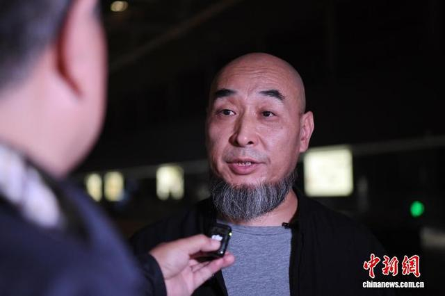 图为张升介绍秦兵马俑二号坑展厅展陈提升情况。田进 摄