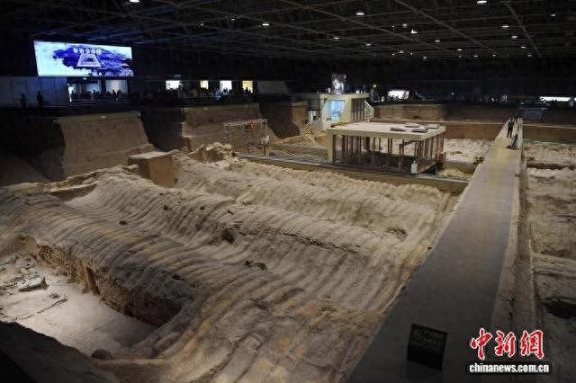 图为秦兵马俑二号坑展厅。田进 摄