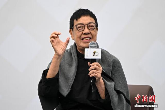 图为许鞍华谈拍摄电影的感悟。中新社记者 韦亮 摄 
