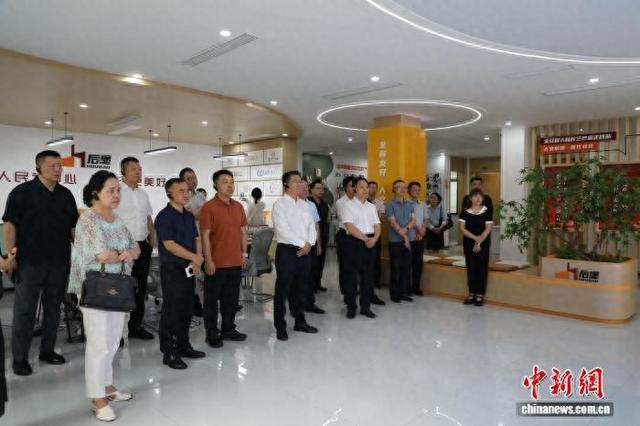 图为港澳台侨代表人士走进重庆市南岸区后堡社区实地观摩基层治理场景。梁钦卿 摄