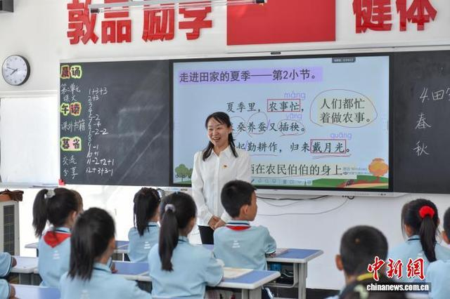 殷改叶正在授课。苏航 摄