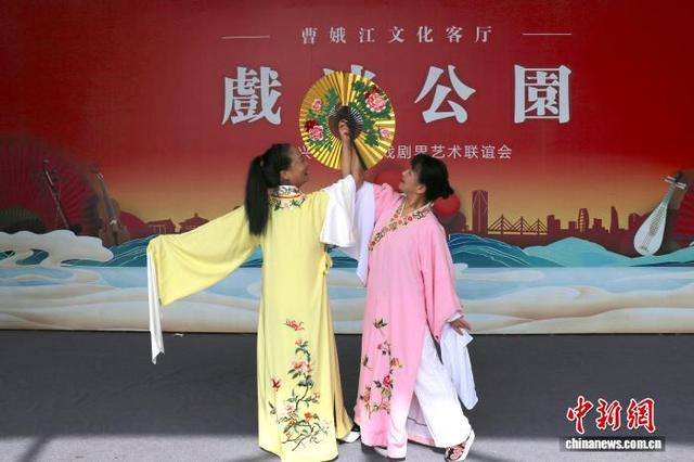9月17日，在浙江绍兴上虞“戏迷公园”，越剧演员排练《梁山伯与祝英台》经典唱段《十八相送》。项菁 摄