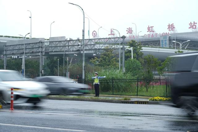 民警在虹桥枢纽疏导交通 上海市公安局供图