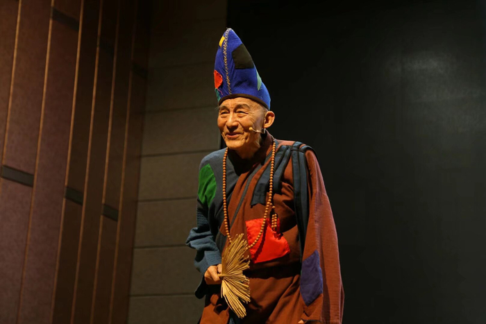 2017年10月，游本昌在河北省秦皇岛市表演话剧《济公学堂》，当时他已经84岁。受访者供图