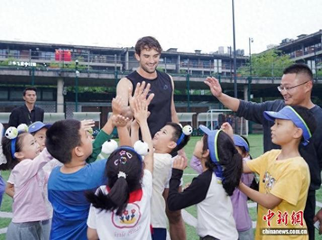 图为摩纳哥选手瓦舍罗在成都西村大院陪小朋友们过中秋节。成都赛事产业发展有限责任公司 供图