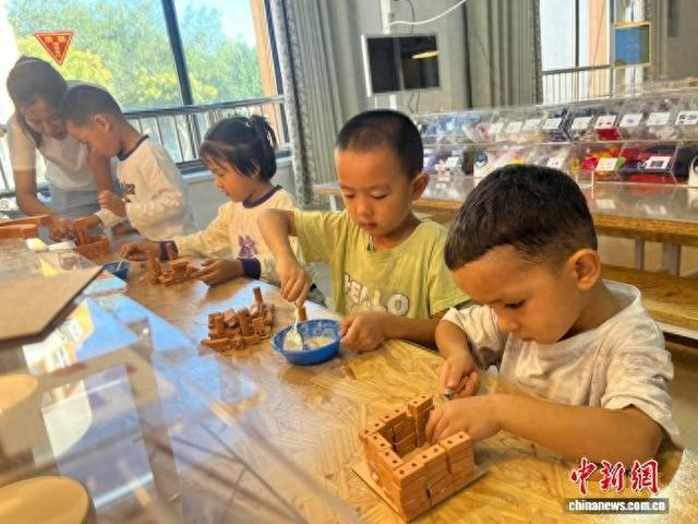 晋博幼儿园里孩子们正在做手工。中新网记者 范丽芳 摄
