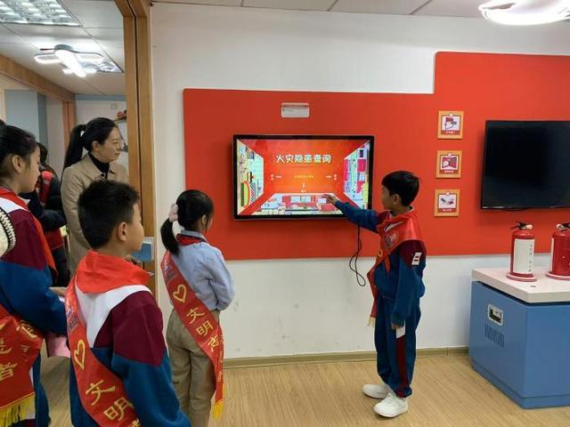日照市城市花园社区“小小科普解说员”进行科普仪器解说。山东省科协供图