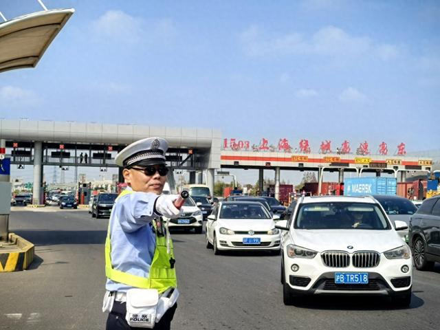 民警在高速收费站疏导交通。 上海市公安局供图